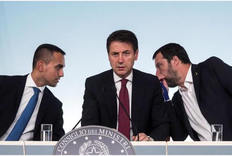 Conte fra Di Maio e Salvini (Ansa)