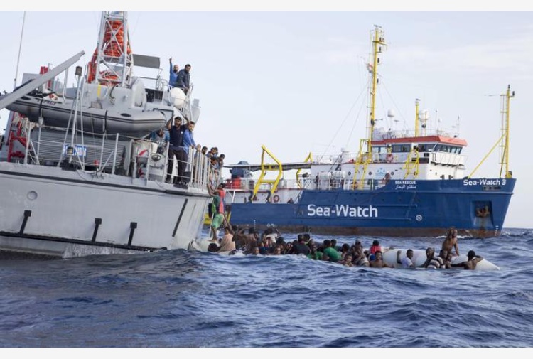 Migranti, Di Maio: 'Daremo una lezione all'Europa'. E Saviano dà del pagliaccio a Salvini